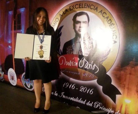 Estudiante de la Unah-vs recibe reconocimiento a la excelencia