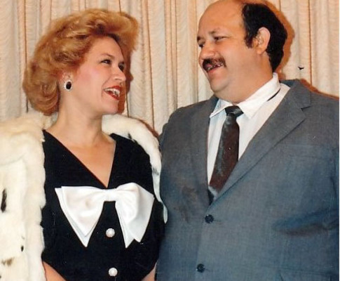 El padre de América Ferrera murió solo y pobre