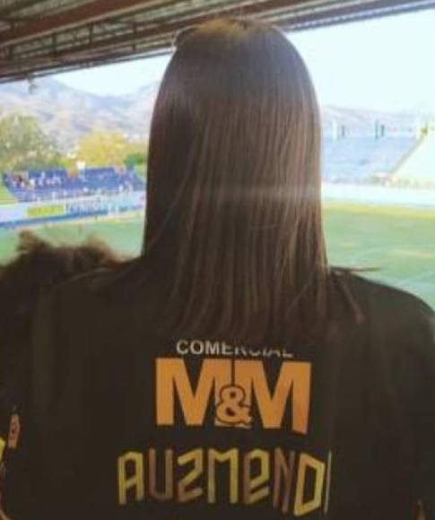 Acá una imagen de “Majo” en el estadio Juan Ramón Brevé Vargas, cuando Auzmendi era jugador de los Potros de Olancho. Ya llevan un buen tiempo juntos.