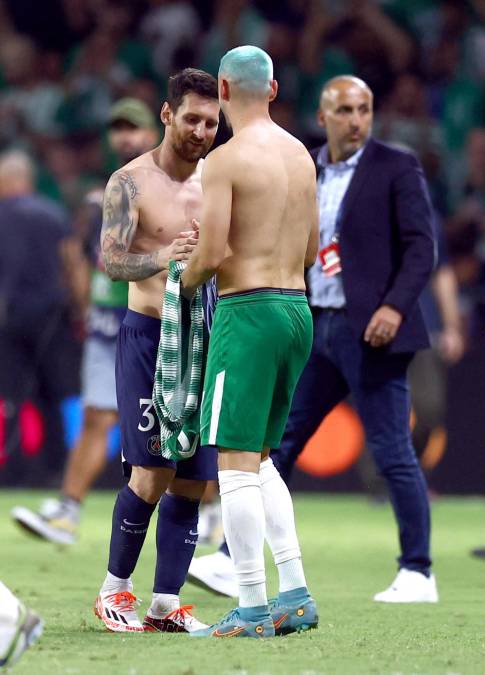 El extremo israelí Omer Atzili, del Maccabi Haifa, fue el privilegiado en llevarse la camiseta de Lionel Messi al final del partido.