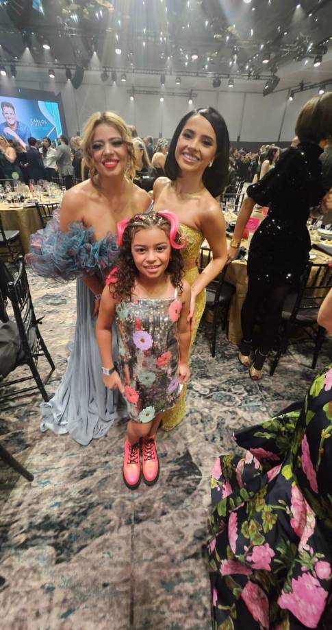 La cantante Becky G, una de las nominadas de la gala, posó junto a la hondureña y su pequeña hija Mía.