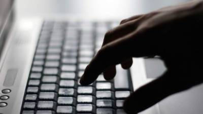 Según el texto de la querella presentada por el Banco el ex empleado engañaba a sus jefes haciéndoles creer que se trataba de actividades propias de sus labores habituales.