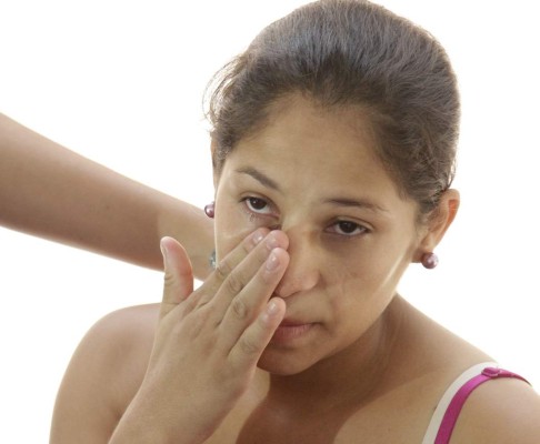 Dolor. Johana Yamileth Anariba, madre de las niñas, no pudo ocultar su dolor. Foto: Franklyn Muñoz