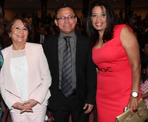 Carlos Mauricio Flores recibe el premio Álvaro Contreras