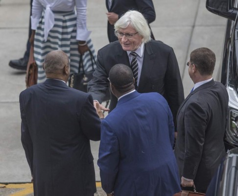 New Cosby attorney, Tom Mesereau(C)shakes Bill Cosbys hand, before they all walk in together to the Montgomery County Courthouse on August 22, 2017 in Norristown, Pennsylvania. The onetime attorney of late pop icon Michael Jackson will now defend disgraced television icon Bill Cosby in his upcoming re-trial for sexual assault, the actor's spokesman said August 21, 2017. Los Angeles-based Tom Mesereau -- known for his flamboyant style and long white hair -- will now lead Cosby's legal team, spokesman Andrew Wyatt said in a statement. / AFP PHOTO / POOL / Michael BRYANT
