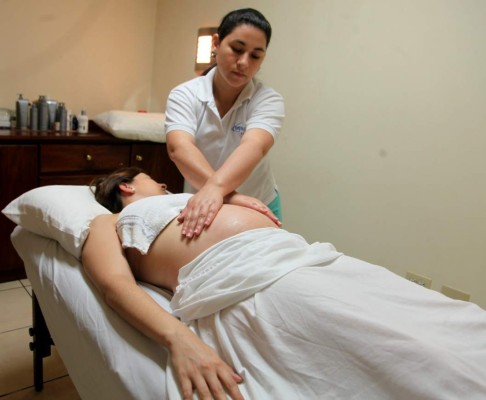 El masaje prenatal calma a la madre y al bebé