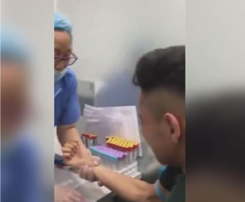 VIDEO: La viral reacción de un hombre al extraerle sangre