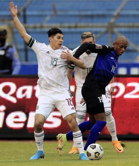 Cristian Sacaza lució nuevo ‘look‘ tras su debut contra Panamá. El jugador hondureño disputando el balón con el mexicano Gerardo Arteaga.