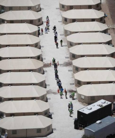 El campamento está compuesto por decenas de tiendas de campaña con capacidad para 400 menores pero las autoridades incrementará el número de camas a 4,000, según informaron medios locales.