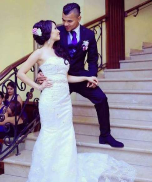 Mario Martínez, volante hondureño está casado con esta linda chica de nombre Erika Cabrera.