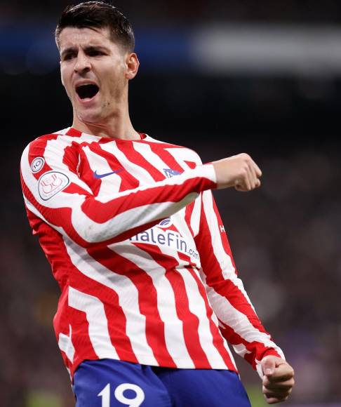 Álvaro Morata abrió el marcador para el Atlético en el minuto 19 y celebró con un ‘dardo‘ para los aficionados del Real Madrid en el Bernabéu.