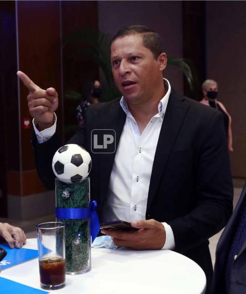 El director deportivo del Vida, Jairo Martínez, durante la presentación del trofeo.