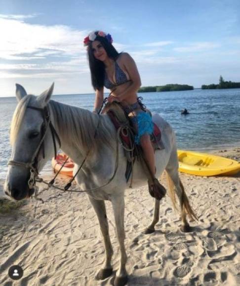 La joven cautivó a sus seguidores al posar montada en un caballo en las playas privadas de un exclusivo hotel de Roatán.