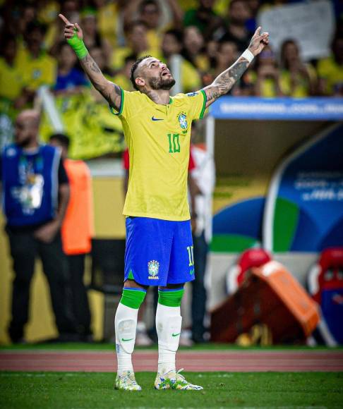 El brasileño se lesionó el la Fecha FIFA y después de eso su nombre ha estado en los reflectores por cosas extrafutbolisticas, entre polémicas, infidelidades, su separación, y su cambio físico. 
