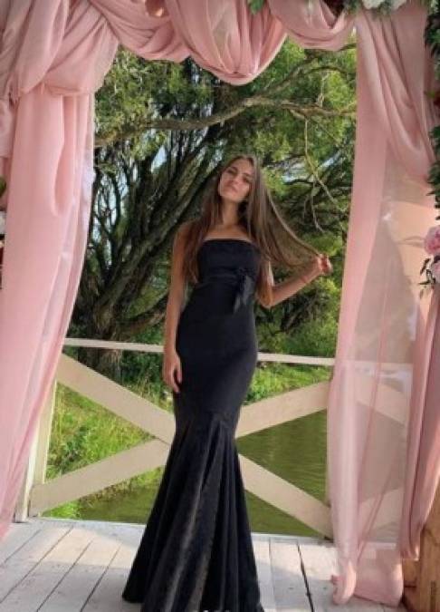 La cuenta que han citado medios internaciones como suya, compartió su última foto hace seis días: 'Negro favorito', escribió junto a varias imágenes en la que posó con un vestido color negro en una boda.