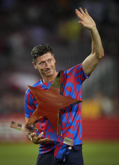 Robert Lewandowski ganó su primer premio con la camiseta del FC Barcelona. El polaco fue nombrado el mejor jugador del partido.