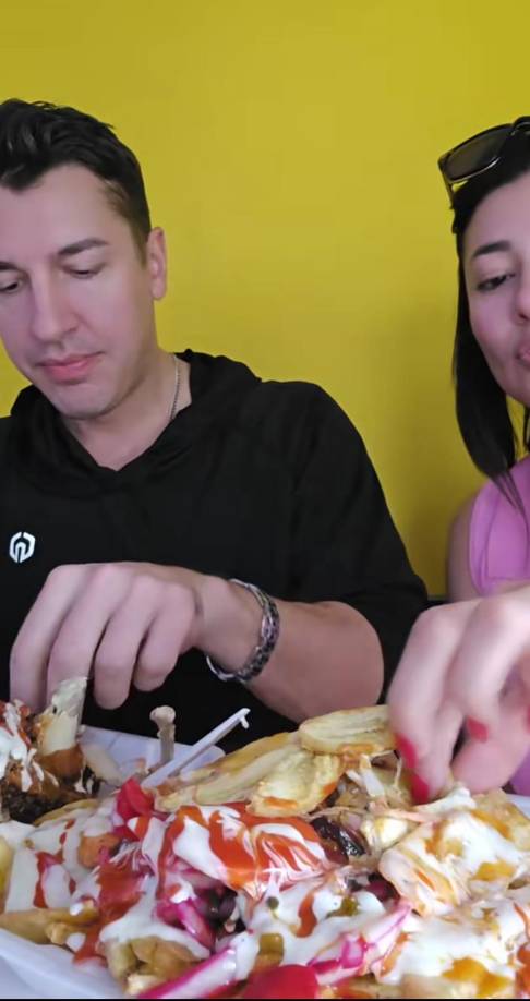 Milagro aprovechó para referirse a su jornada laboral en la ciudad, pero mientras leía los comentarios en su transmisión de TikTok, le consultaron lo siguiente: “¿Estás enamorada, Mili?”, a lo que con cara de afirmación, la joven presentadora dijo: “¿Qué les puedo decir yo, qué les puedo decir?”, mientras sonreía levemente.