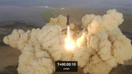 El cohete <b>Starship</b>, desarrollado por la empresa estadounidense SpaceX para viajes a la Luna y Marte, explotó durante su primer vuelo de prueba poco después de despegar en Texas, según la transmisión en video de la compañía del multimillonario Elon Musk