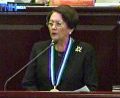 Diputados hondureños rinden honores a la veterana política Nora de Melgar