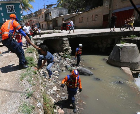 Buscan niña que cayó en una quebrada