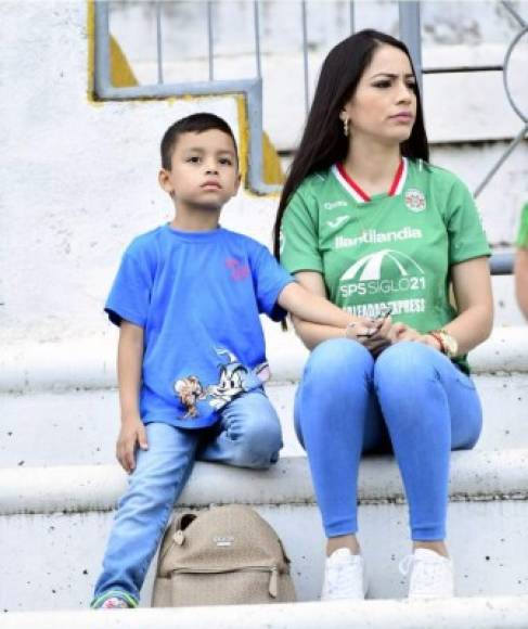 Erika Cabrera, esposa de Mario Martínez, estuvo junto a su hijo apoyando al 'Zurdo' que marcó un golazo ante Motagua.