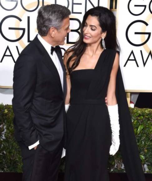 Amal Clooney desfiló en la alfombra roja de los premios Globos de Oro del brazo de su amado George Clooney. Fue una de las parejas más elegantes de la noche.
