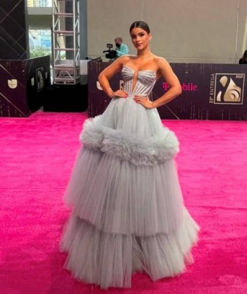 La modelo dominicana Clarissa Molina posa en la alfombra rosa a su llegada a la ceremonia de entrega de los premios Lo Nuestro 2021