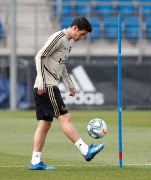 Con un futuro incierto ya que no goza de la confianza de Zidane, James Rodríguez fue otro de los que estuvo en los entrenamientos de este día del Real Madrid.