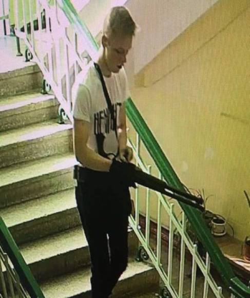 Las autoridades lograron identificar al autor del atentado como el estudiante Vladislav Rosliakov, de 18 año, que fue captado por las cámaras de seguridad cuando llegó al colegio con un fusil en la mano.