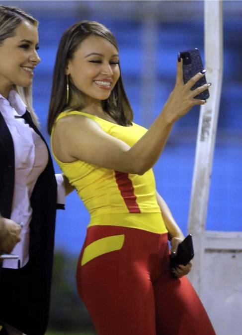 Guapas edecanes fueron sensación y robaron miradas en el estadio Olímpico durante el derbi sampedrano.