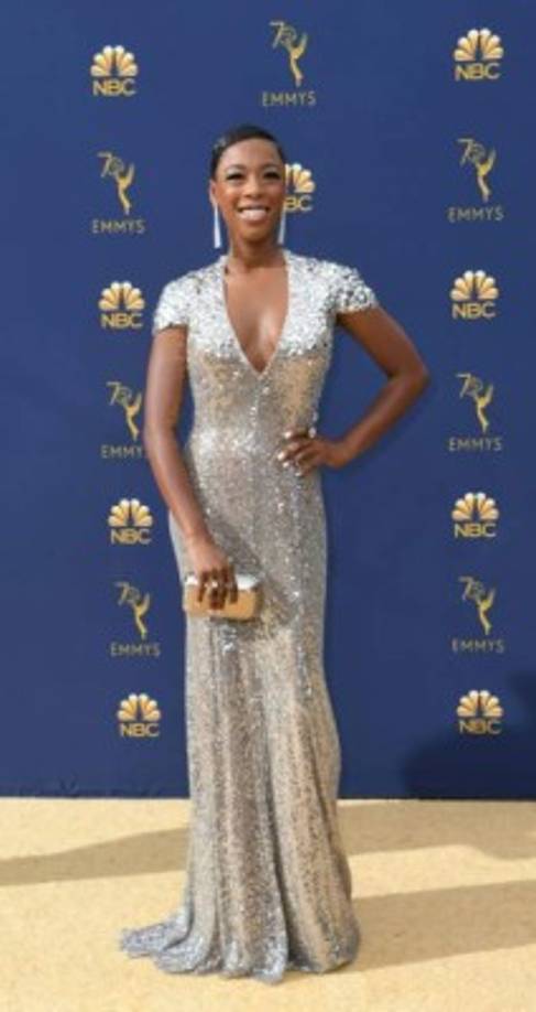 La actriz 'The Handmaid's Tale' Samira Wiley se miraba deslumbrante en un vestido plateado.