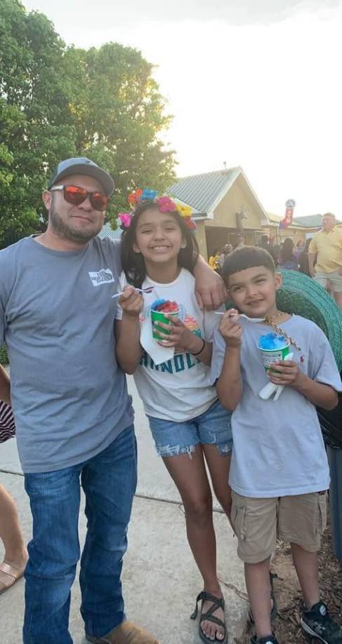 La policía informó que José David Olmos, un electricista de 42 años, mató a su esposa y a sus hijastros antes de dispararse a sí mismo.