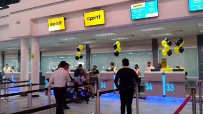 Pasajeros son atendidos en el counter de Spirit Airlines.