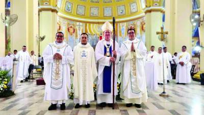 <b>Los nuevos sacerdotes Óscar Funes, Marvin Guerra, el arzobispo Lenihan y Eduardo Ramírez luego de la ceremonia.</b>