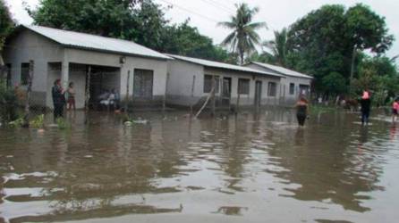 <b><span class=mln_uppercase_mln>llenas.</span></b> Unas 100 viviendas fueron inundadas por las lluvias.