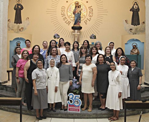 Festejan por 35 años de amistad