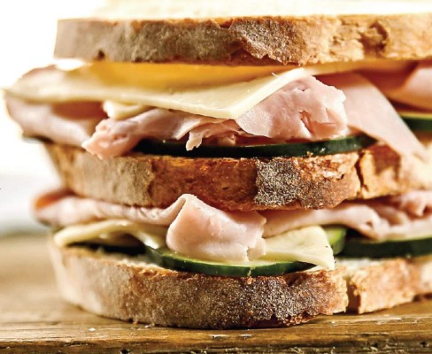 Sándwich de jamón con pepino