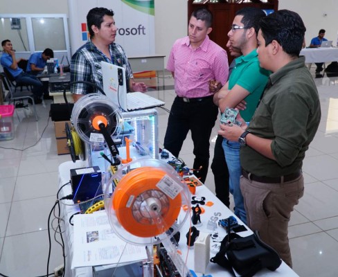 Impulsan emprendimientos usando la internet