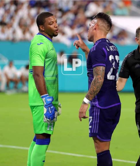 Lautaro Martínez le reclama a ‘Buba‘ López luego de que el portero saliera con todo para quedarse con el balón y se lo llevara por delante al delantero.