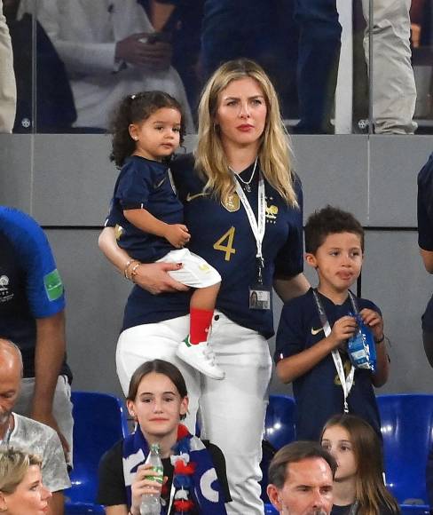 La guapa Camille Tygat, esposa de Raphael Varane, en el estadio 974 con sus hijos para ver al defensa francés.