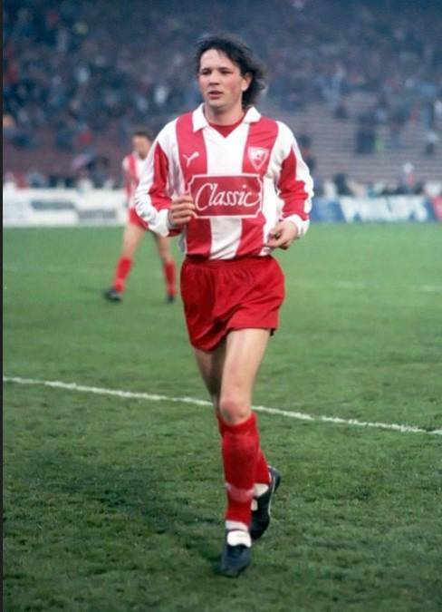Sinisa Mihajlovic comenzó jugando en el FK Vojvodina de Yugoslavia a los 19 años. Con la Vojvodina ganó dos Ligas (1991 y 1992).