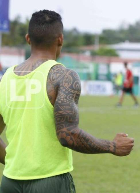 Luis Garrido dejó ver sus tatuajes y musculatura durante el calentamiento del Marathón.