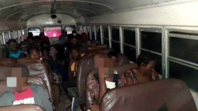 Los haitianos cuando eran llevados en el bus.