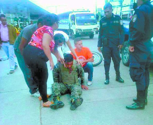 Policía Militar se estrella con motocicleta contra un poste