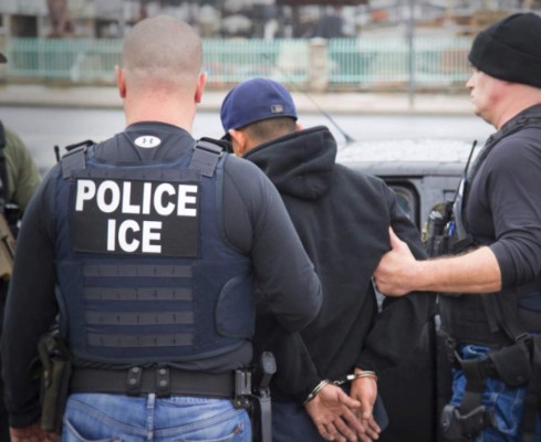 Ex novia celosa denuncia a indocumentado con 'la migra' y lo deportan