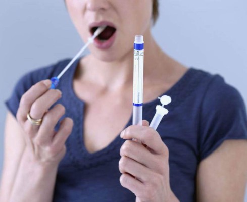 Desarrollan en México nanobiosensor para detectar cáncer de mama con saliva