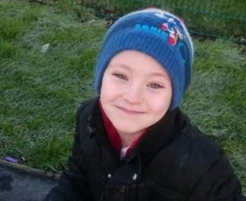 Niño trabaja para reglar rosas a sus compañeras en San Valentín