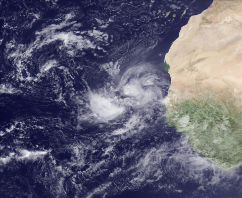 Huracán Humberto avanza sin peligro por oeste de Cabo Verde