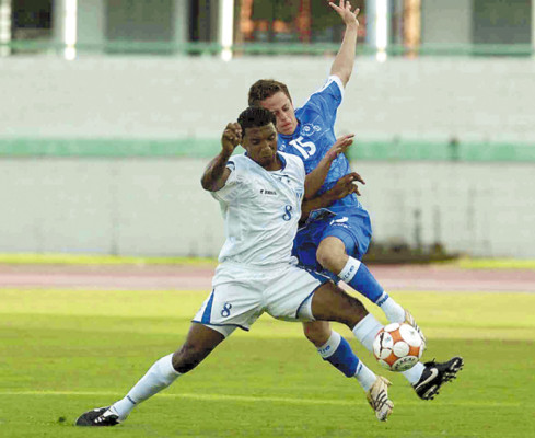 El Salvador nos amargó el debut