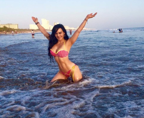 Maribel Guardia muestra otra vez cuerpazo en bikini